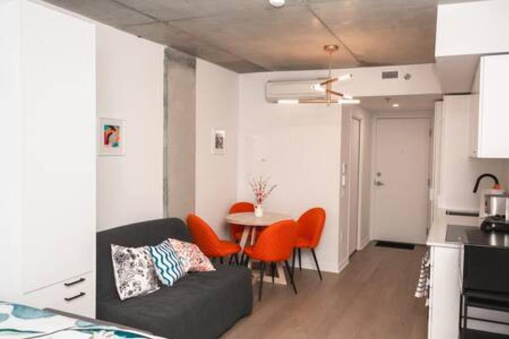 Charming Condo Downtown Montreal - Centrally Located, Walk To Major Landmarks Exterior photo